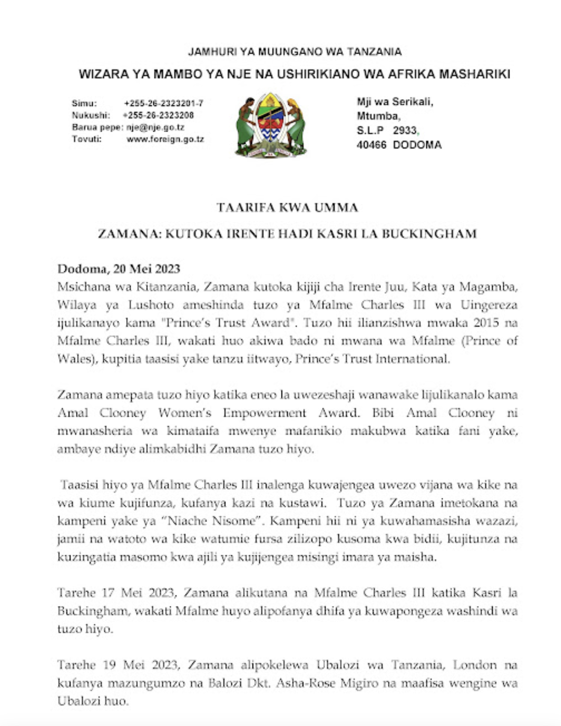 Bi. Zamana (kulia) na Balozi wa Tanzania nchini Uingereza, Mhe. Dkt. Asha-Rose Migiro wakiwa na tuzo iliyotolewa na Mfalme Charles III